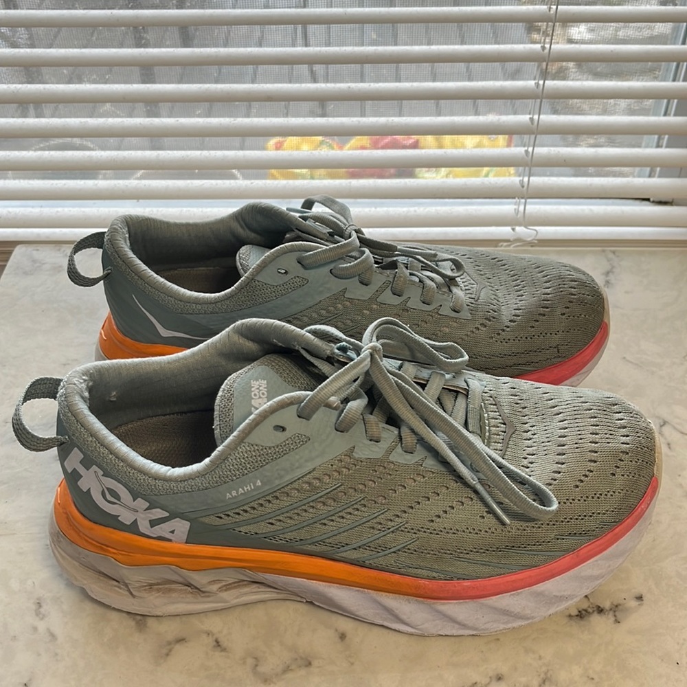 Hoka Arahi 4